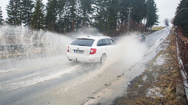 Voda na silnici v Kostelci u Zlna (22. nora 2017).