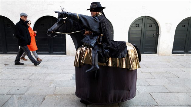 Na nmst svatho Marka se objevil i tajemn Zorro na svm koni.