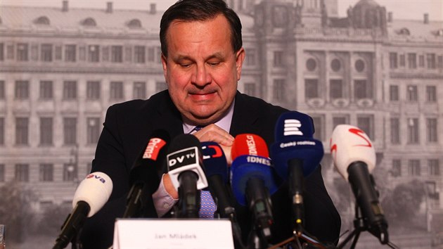 Ministr průmyslu Jan Mládek reaguje na oznámení o svém odvolání (Praha, 20. února 2017)