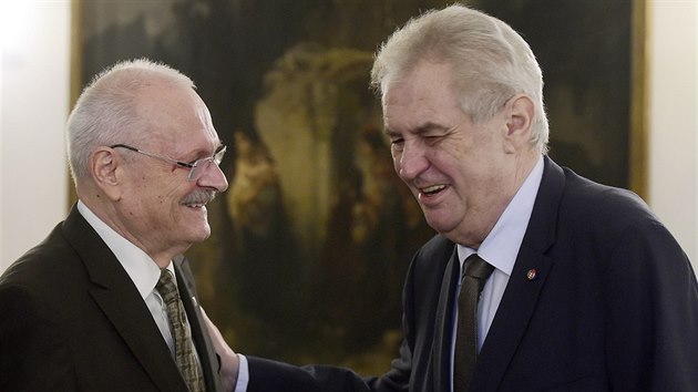 Prezident Milo Zeman (vpravo) na Praskm hrad pi spolenm obd s bvalm prezidentem Slovensk republiky Ivanem Gaparoviem (23. nora 2017)