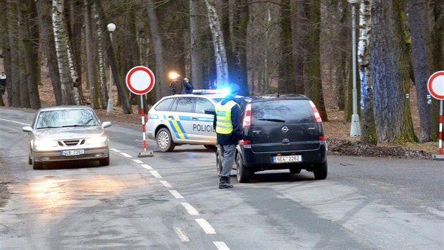 Ob silnice podle arelu strojren u Poliky byly kvli riziku dalch vbuch ve tvrtek uzaveny.