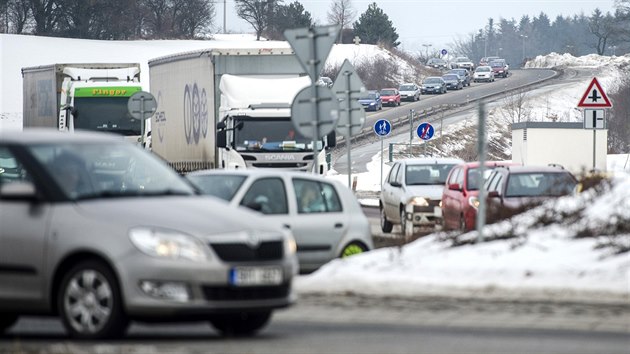 Pi stdn smn se tvo kolony aut tak u zvodu automobilky koda Auto v Kvasinch na Rychnovsku. (10. nora 2017)