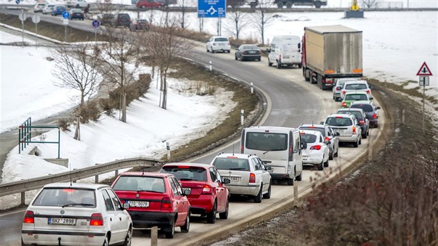 Pi stdn smn se tvo kolony aut tak u zvodu automobilky koda Auto v Kvasinch na Rychnovsku. (10. nora 2017)