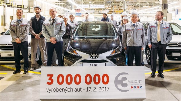 Toyota Aygo s černou metalízou projela výrobní linkou v kolínské automobilce TPCA s pořadovým číslem 3 000 000. Tolik vozů podnik vyrobil od února 2005, kdy byla zdejší výroba zahájena. (17. února 2017)