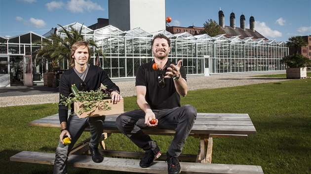 Christian Echternacht (vlevo) a Nicolas Leschke zaali ve sklencch v berlnsk tvrti Schneberg chovat okouny a pstovat zeleninu.