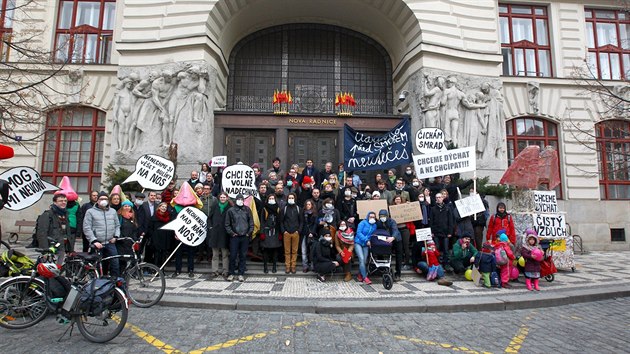 Lid ped praskm magistrtem protestuj proti smogu (23.2.2017).