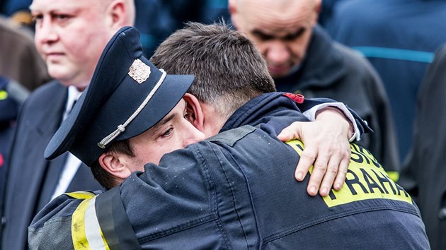 Stovky hasičů z Prahy i středních Čech přijely na pohřeb jejich kolegy Jana Odermatta, který zemřel minulý týden při zásahu ve Zvoli. (23. února 2017)