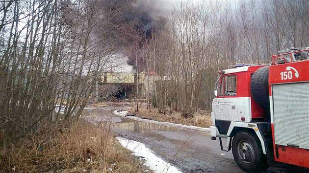 Hasiči zasahují u exploze trhaviny v Poličských strojírnách. (23. února 2017)