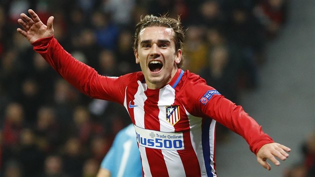 GL. Antoine Griezmann s radost oslavuje vstelenou branku v utkn Atltika Madrid v Leverkusenu.