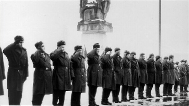 Ped rokem 1989 se u pamtnku v Novm Jin stdali funkcioni, milicioni, vojci, svatebani i pioni.
