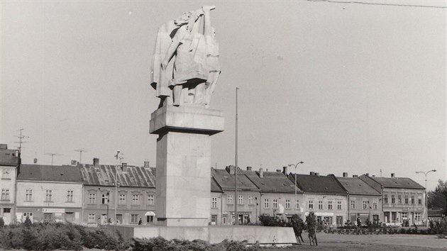 Památník vítězství a družby na přelomu 70. a 80. let v Novém Jičíně na ulici Dolní brána (tehdy Třída Rudé armády)