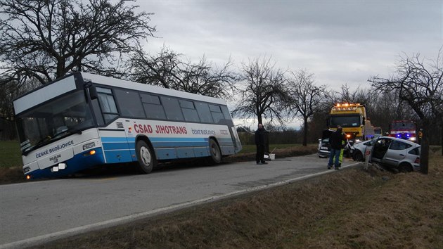 Dv auta se srazila u Netchovic v mst, kde stl autobus, kter sten sjel do pkopu.