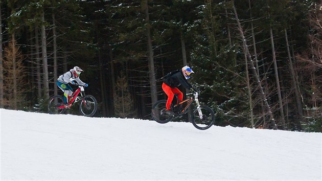 Extrmn zvod na horskch kolech Chinese Downhill Tour 2017 ve pindlerov mln (25. nora 2017).