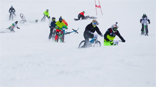 Extrmn zvod na horskch kolech Chinese Downhill Tour 2017 ve pindlerov mln (25. nora 2017).