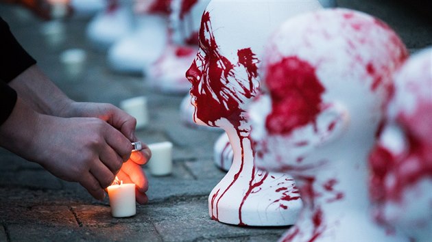 Demonstranti v sobotu pipomnli v Praze komunistick teror. Ped sdlo KSM umstili dvactku zkrvavench hlav (26. nora 2017).