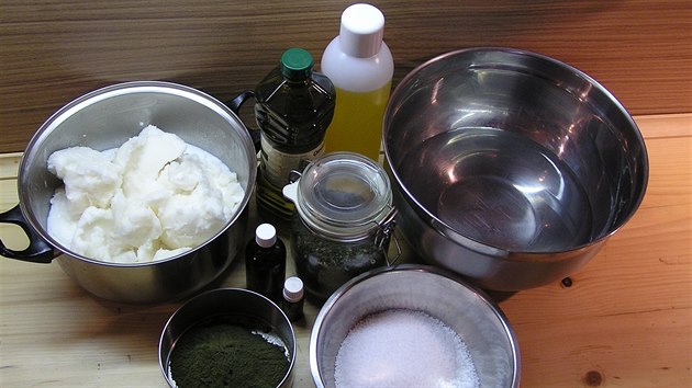 Z ingrediencí jsou na výrobu mýdla (i šamponu) potřeba oleje, tuky, voda, hydroxid sodný a bylinky. 