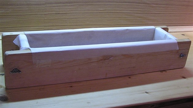 Forma může být dřevěná, ideálně vyložená pečicím papírem. Silikonové formy to nepotřebují.
