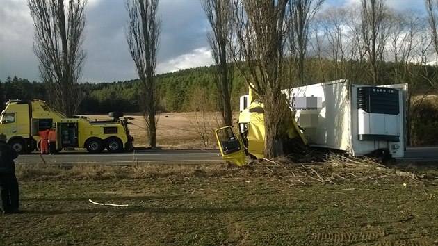 idi zejm kvli silnm poryvm vtru dostal smyk a narazil do stromu. Spolujezdkyn na mst zemela.