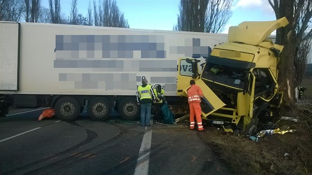 idi zejm kvli silnm poryvm vtru dostal smyk a narazil do stromu. Spolujezdkyn na mst zemela.