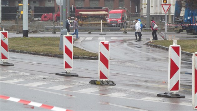 Na uzavenm pechodu se pohybuj chodci z obou stran.