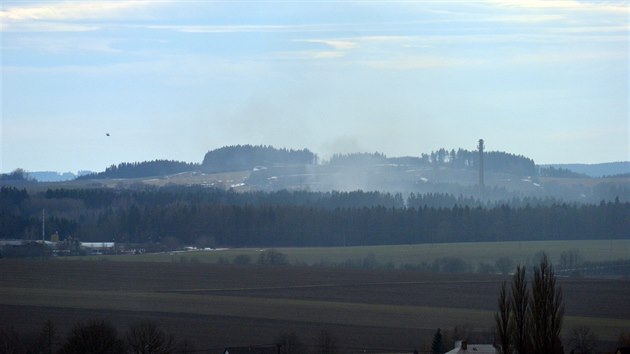 Šedý kouř stoupající od místa výbuchu v areálu Poličských strojíren.