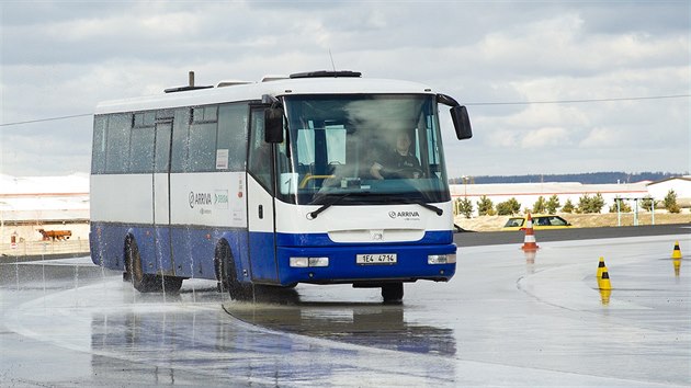 Jzda po mokrm a kluzkm povrchu vyaduje dostatek pohotovosti a zrunosti.