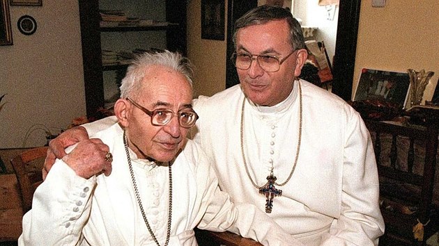 Bval elivsk opat Vt Tajovsk (vlevo) se svm nstupcem Bronislavem Igncem Kramrem v noru roku 1999.
