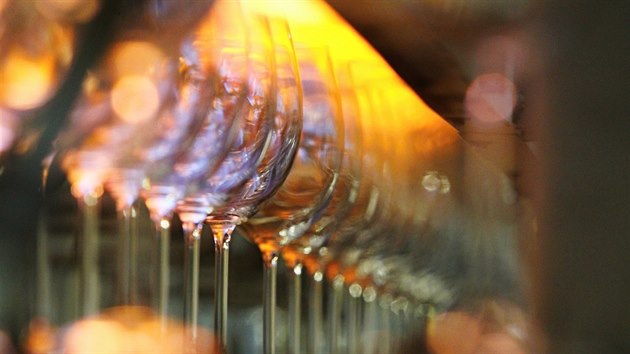 Skl�rny Crystalite Bohemia ve Sv�tl� nad S�zavou spustily v�robu na dvou nov�ch link�ch. Produkce se zdvojn�sobila, denn� se tu vyrob� 150 tis�c nejr�zn�j��ch sklenic.