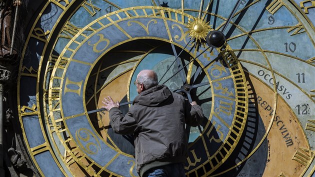 Úpravami projde i astroláb orloje. Kromě výměny ekliptiky se změní i jeho malba. Dnešní astronomickou noc nahradí obzor s červánky, který byl na orloji původně.
