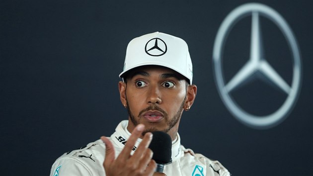 Lewis Hamilton pi pedstavovn monopostu Mercedes pro sezonu 2017 ve formuli 1.