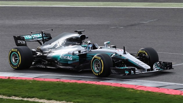 Valtteri Bottas při představování monopostu Mercedes pro sezonu 2017 ve formuli 1.