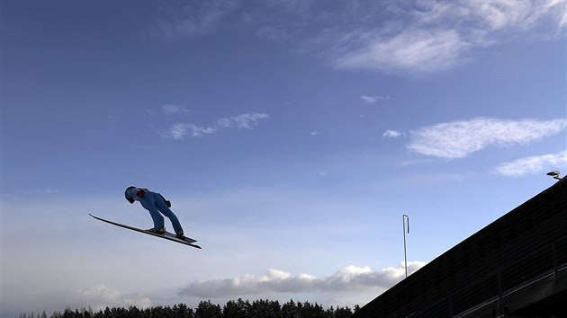 Jevgenij Klimov v kvalifikaci na stednm mstku na mistrovstv svta v Lahti.