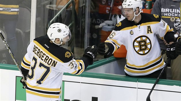 Patrice Bergeron a David Krej slav gl Bostonu.