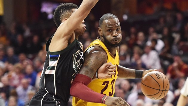 U me LeBron James z Clevelandu, brn ho Janis Adetokunbo z Milwaukee.