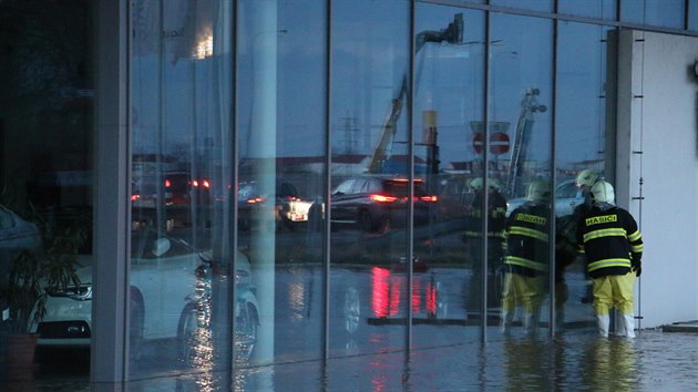 Voda z pol zatopila autosalon v Olomouci, v mstn sti Holice.