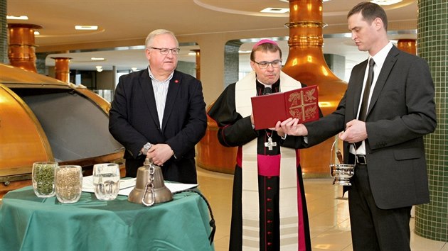 Velikonon vrku Plzeskho Prazdroje poehnal biskup plzesk diecze Tom Holub v doprovodu vrchnho sldka pivovaru Vclava Berky. (27. nora 2017)