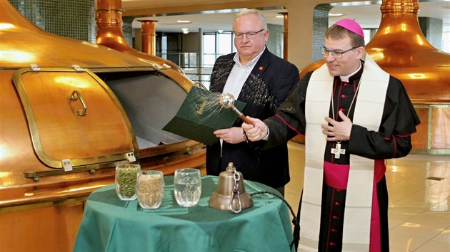 Velikonon vrku Plzeskho Prazdroje poehnal biskup plzesk diecze Tom Holub v doprovodu vrchnho sldka pivovaru Vclava Berky. (27. nora 2017)