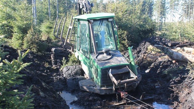 Harvestor a vyveku uvzl v raelin v lese museli vyprostit hasii pomoc specilnho tanku. (27. nora 2017)