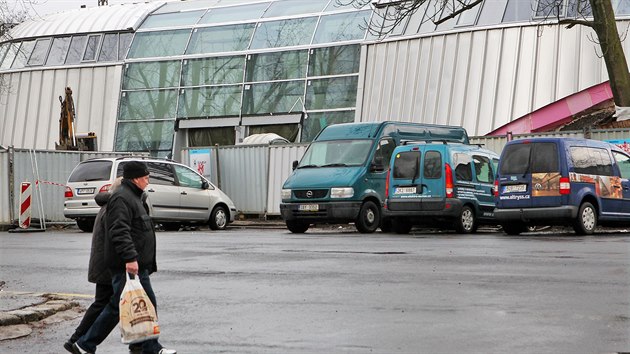 Stavba nov odbavovac haly karlovarskho hornho ndra m bt hotov u v beznu.