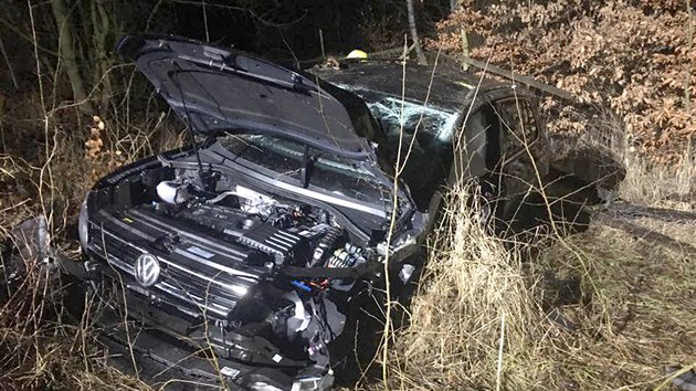 idi osobnho automobilu nezvldl zen a s autem skonil v lese. Po nehod policist zjistili, e dil pod vlivem alkoholu.