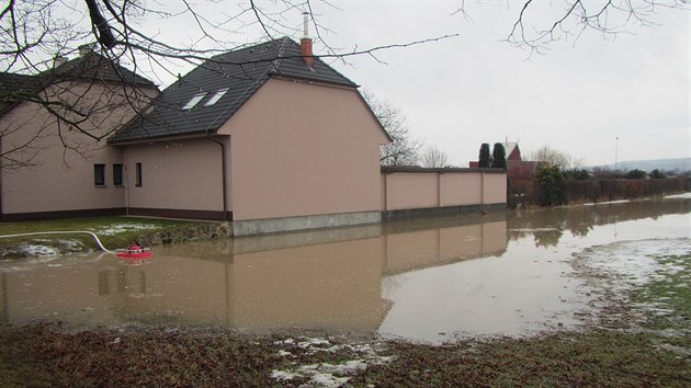 V Kostelanech nad Moravou na Uherskohradišťsku ohrožovala voda i rodinné domy.