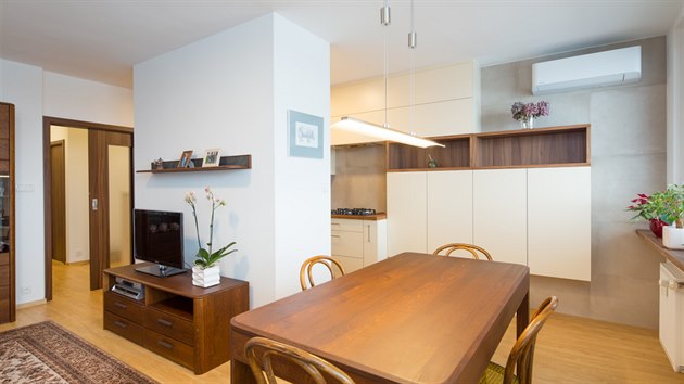 Architekt nechal opticky oddělit kuchyň a obývací pokoj blokem vysokých kuchyňských skříní.