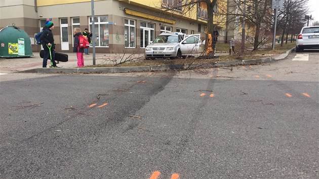 Policie pronsledovala idie v kradenm aut, ten dvakrt naboural a z auta utekl. Ve voze nechal nkolik kradench pedmt (28.2.2017)