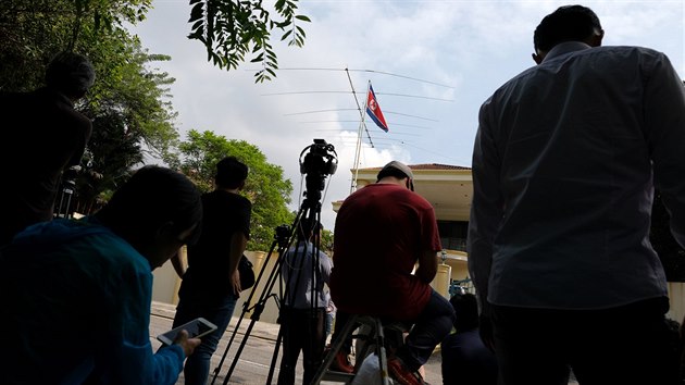 Ped severokorejskou ambasdou v Kuala Lumpuru se shromdili novini (23. nora 2017).