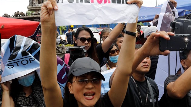 Ped soudem v Manile se seli demonstranti, kte protestovali proti zaten filipnsk opozin sentorky Leily de Limaov (24. nora 2017).