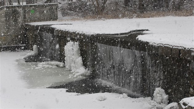 Úředníci olomouckého magistrátu provádí přes zimu pravidelné kontroly množství ledu na řekách. Na těch se může vytvořit až 300 metrů dlouhý ledochod, který se může někde zarazit a způsobit zaplavení oblastí u řeky.