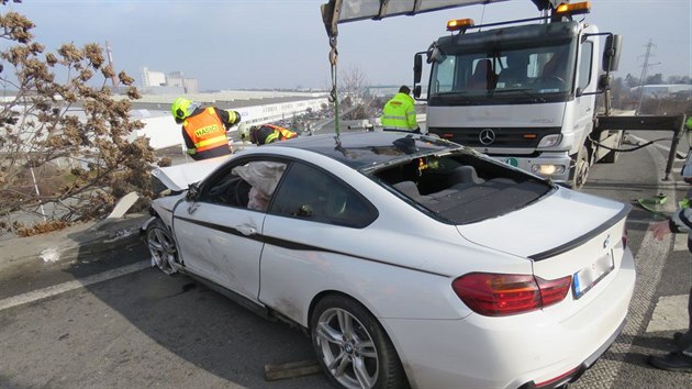 Mladý řidič jel s BMW příliš rychle, v zatáčce vyletěl ze silnice a prorazil svodidla. Pádu vozu z několikametrového nadjezdu zabránilo jen křoví.