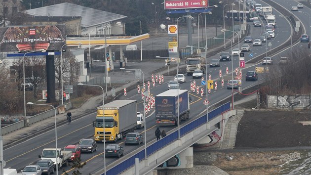 Na průtahu Olomoucí ve Velkomoravské ulici začala další etapa oprav mostu. Řidiči zde tak musí několik měsíců počítat se zdržením a to hlavně ve špičce, kdy se zde tvoří kolony.