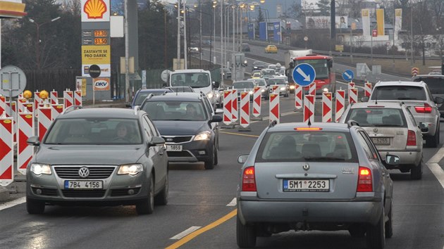 Na průtahu Olomoucí ve Velkomoravské ulici začala další etapa oprav mostu. Řidiči zde tak musí několik měsíců počítat se zdržením a to hlavně ve špičce, kdy se zde tvoří kolony.