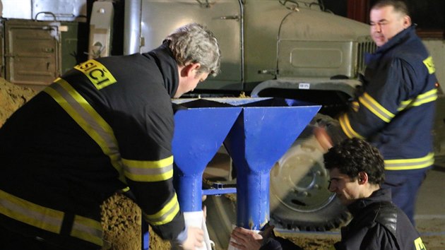 Po vydatnm deti zaplavila na okraji Olomouce voda z pol budovu autosalonu. Hasii s pvalem bojovali s pomoc vysokokapacitnch plovoucch erpadel a tak provizornmi hrzemi z pytl s pskem.